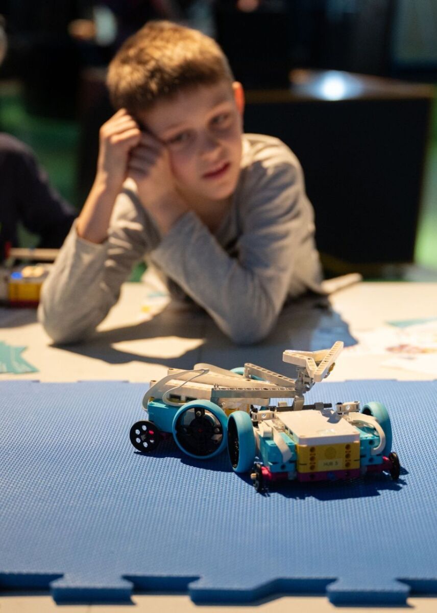 Chlapec sledující robota z LEGO Prime na akci VIDA! Roboti